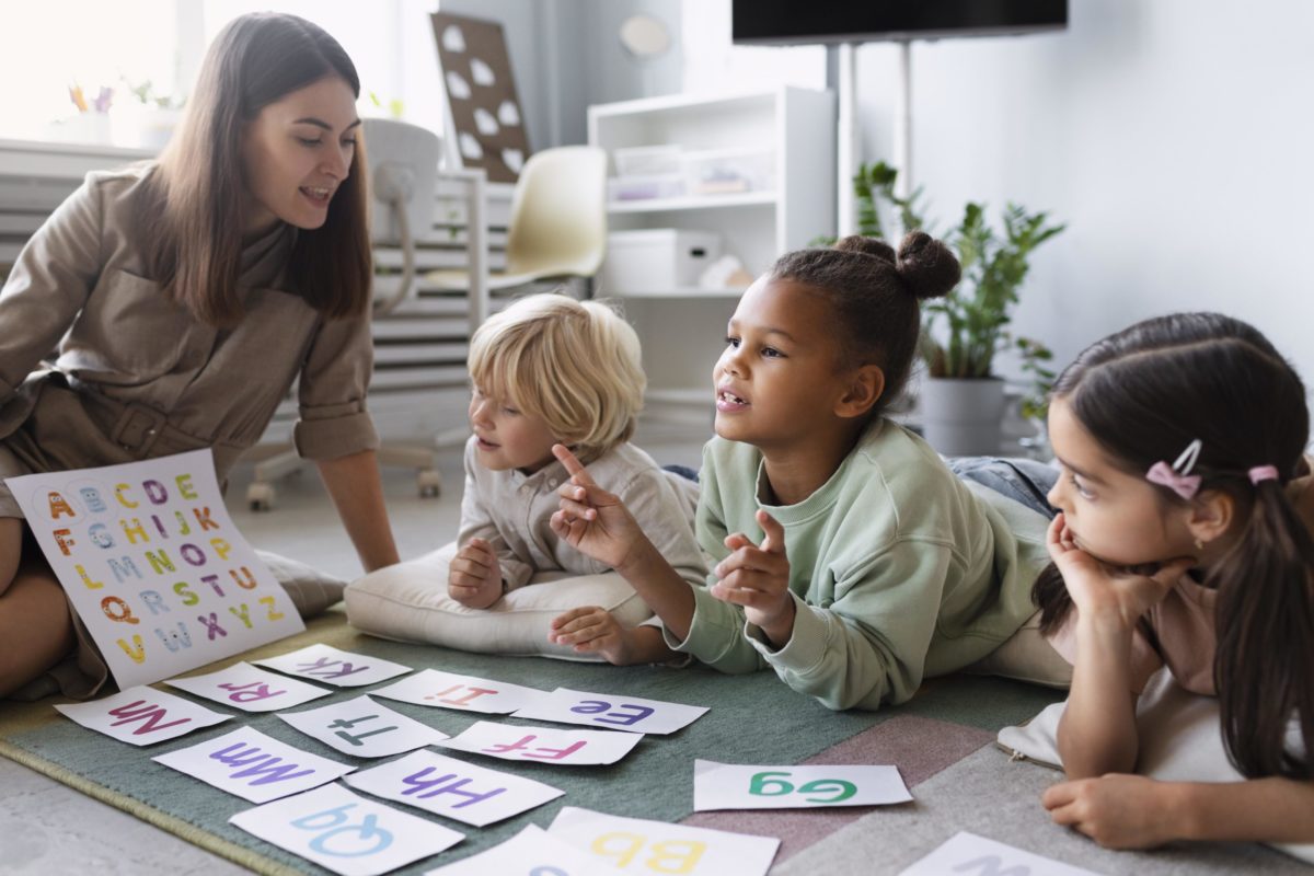 young-woman-doing-speech-therapy-with-children_freepik